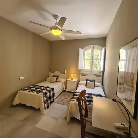 Townhouse In - Walking Distance To Puerto Banus * Marbella