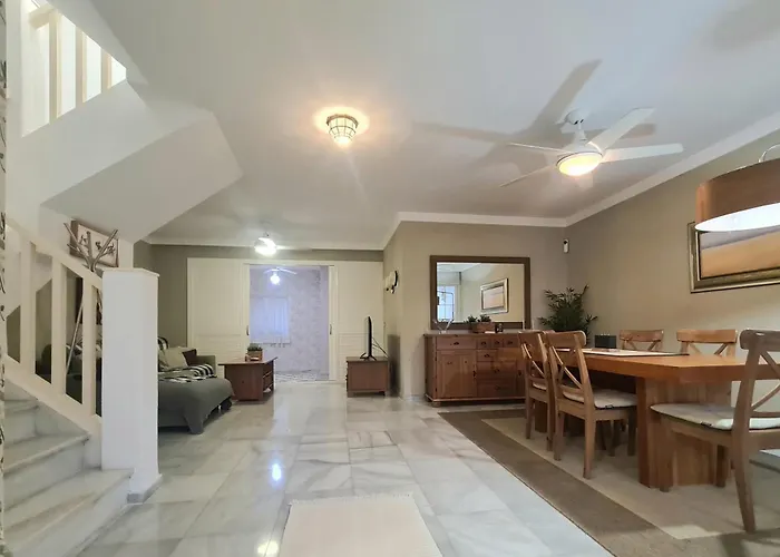 Townhouse In - Walking Distance To Puerto Banus Marbella