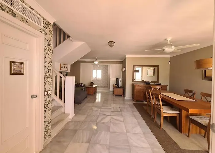 ヴィラ Townhouse In - Walking Distance To Puerto Banus マルベーリャ