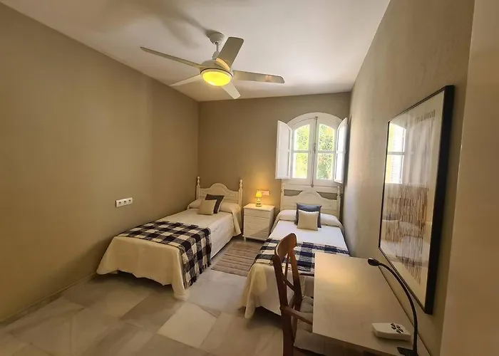 Townhouse In - Walking Distance To Puerto Banus * マルベーリャ